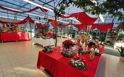 In weihnachtlichem Ambiente präsentiert sich das Bistro des Nikolaus-Marktes, in dem die Weihnachtsausstellung stattfindet (Foto: KJF/Julia Häußler)