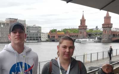 Franz Brückl und Sabrina Schönicke vor der bekannten Berliner Oberbaumbrücke