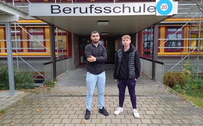 Loey Al Mahmud (links) und Sandro Kraus (rechts) freuen sich über ihr neuen Ämter als Schülersprecher. Foto: KJF Augsburg / Peter Gollman