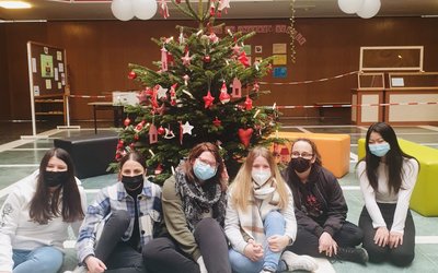 Vielen Dank an das BVJ-Hauswirtschaft für die Weihnachtsstimmung in der Aula. Foto: KJF Augsburg/B. Hander