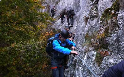 Der Klettersteig verlangte den Teilnehmern schon besonderes Geschick ab (Foto: KJF/privat)