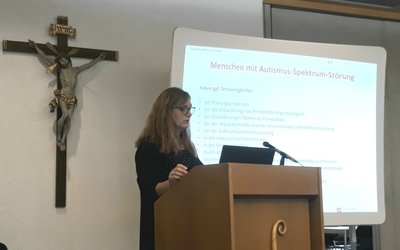 Karin Weishaupt, Erziehungsleitung im Bereich Wohnen und Tagesbetreuung, leitet die Arbeitsgruppe Autismus (Foto: KJF/privat)