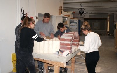 Auf dem Bild sieht man Mittelschüler von der Praxiklasse der Mittelschüle Günzburg beim Bau des Pizzaofens