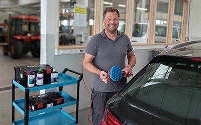 Ausbilder Tobias Ederer freut sich auf den Start des neuen Ausbildungsberufs "Fachpraktiker*in Fahrzeugpflege".   Bild: KJF Augsburg / Petra Zwerg